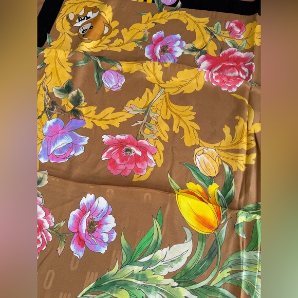 💗🌷🌷💗 MOSCHINO SILK SQUARE SCARF - Picture 8 of 10